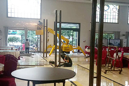 吊一塊玻璃，那里有小吊車呢?