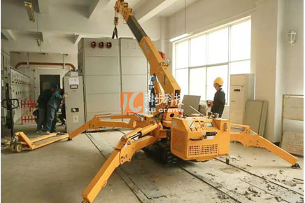 110千伏變壓器拆除現場，科步小型起重機大顯身手