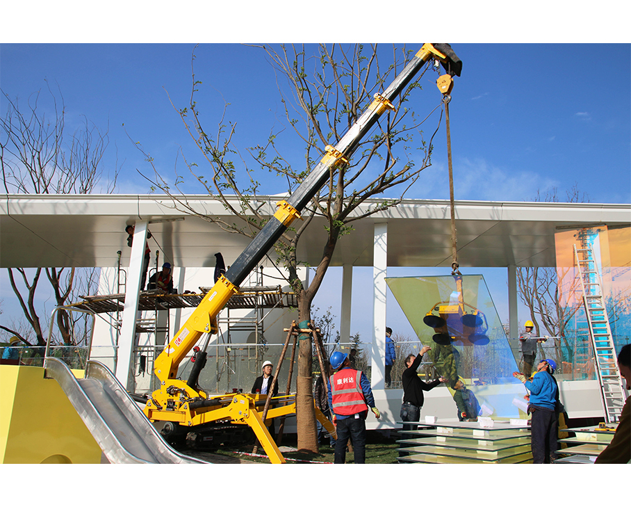 美觀的玻璃墻怎么安裝玻璃？—當(dāng)然需要科步蜘蛛吊的幫忙