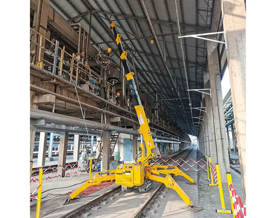 武漢中國(guó)石化煉油廠設(shè)備檢修，科步蜘蛛吊車助力