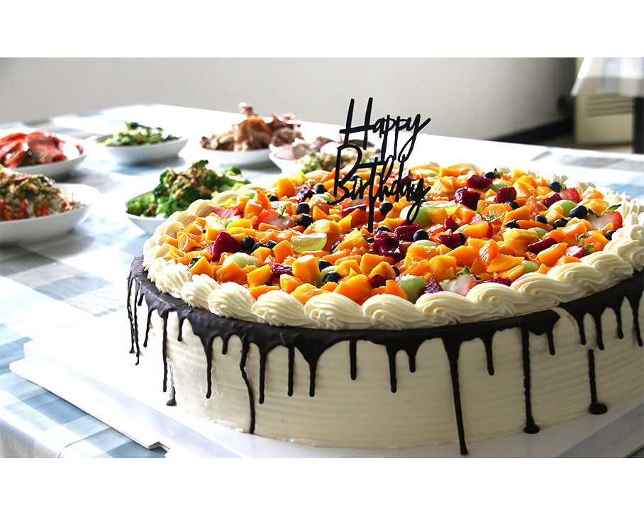 二季度員工生日會(huì)，因?yàn)橛心悖泳省? class=