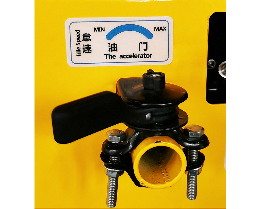 科步履帶式蜘蛛吊車油門與履帶的調(diào)整