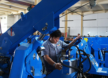 日本ケイアイマシナリー專家片山郁夫對我公司產品進行檢驗