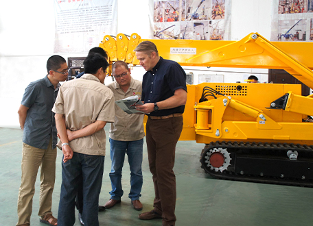 英國CRANE SERVICES LTD ,John Taylor 和技術人員討論生產