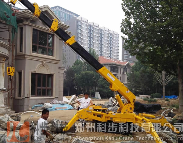 KB3.0微型履帶起重機在唐山某別墅工地中施工