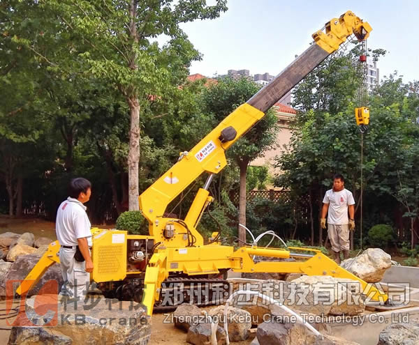 KB3.0微型履帶起重機在唐山某別墅工地中施工