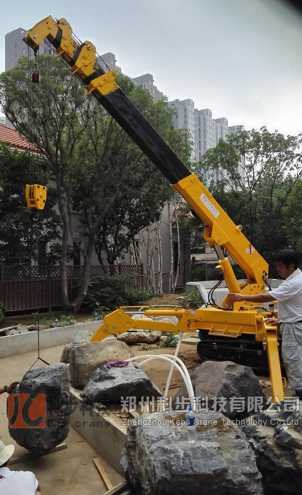 KB3.0微型履帶起重機在唐山某別墅工地中施工