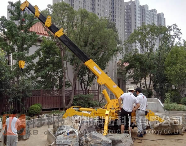 KB3.0微型履帶起重機在唐山某別墅工地中施工