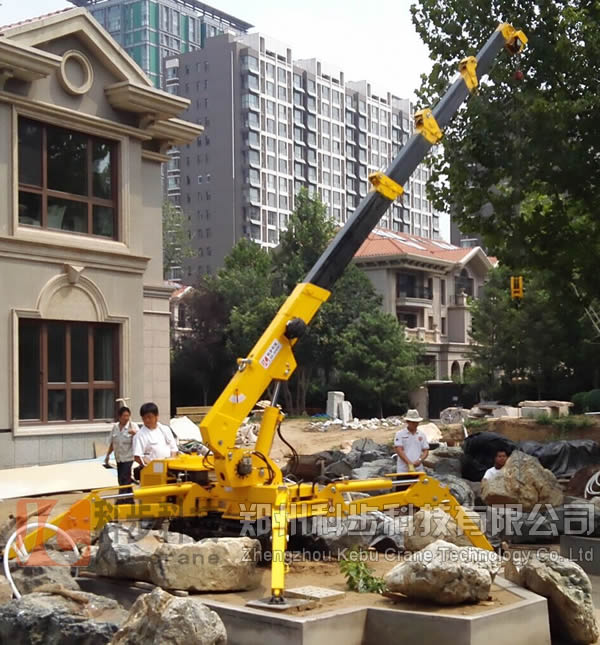 KB3.0微型履帶起重機在唐山某別墅工地中施工